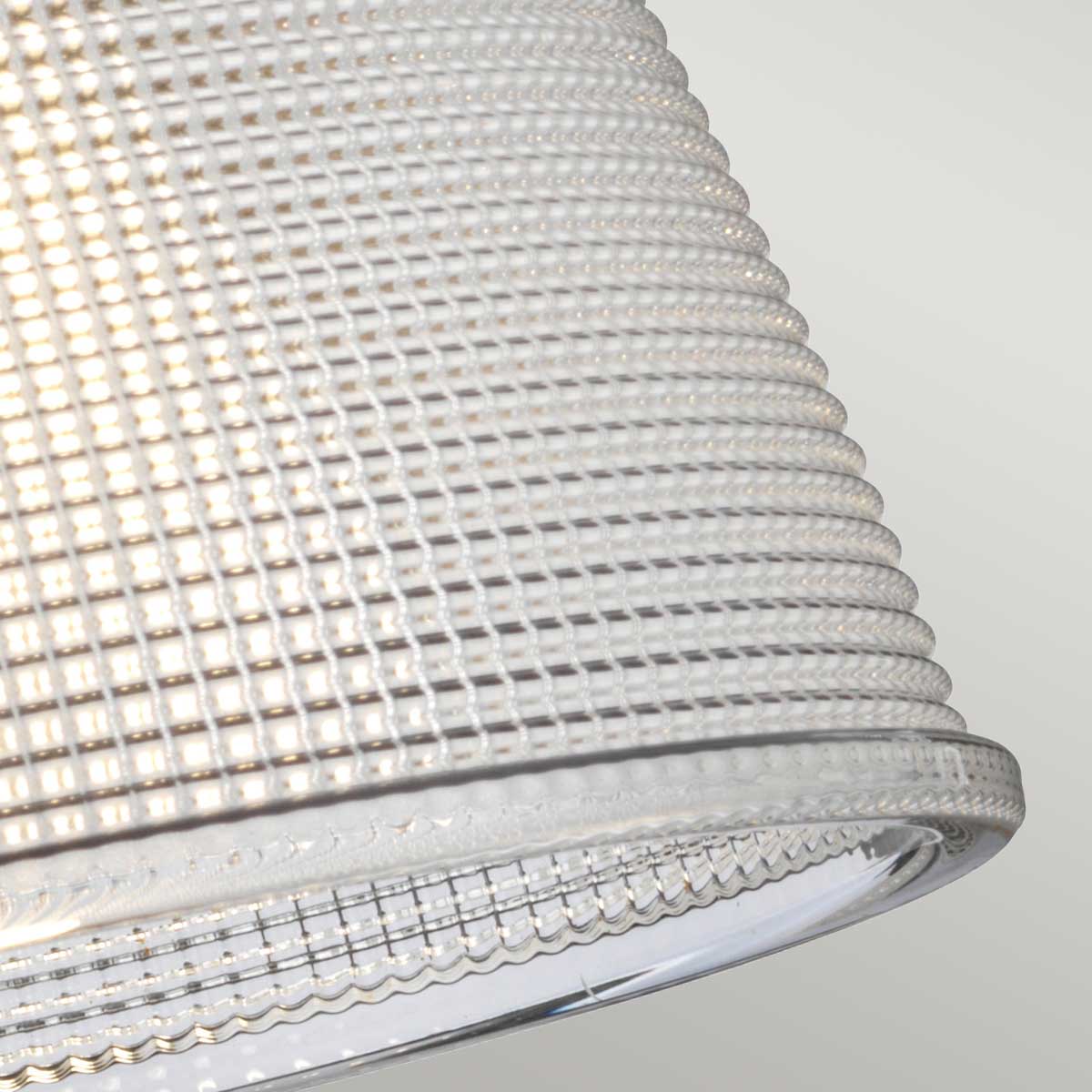 Dublin Ø20 Messing badezimmerlampe Von Elstead Lighting - Die Wandlampe Dublin ist eine elegante Badezimmerleuchte mit einem detailreichen Schirm aus Pressglas mit strukturiertem Design.