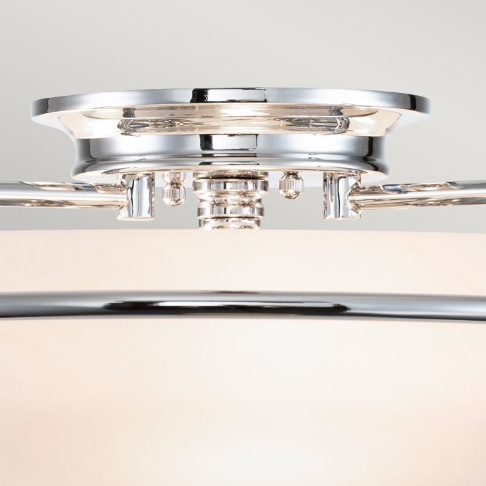 Griffin Ø42 Chrom deckenleuchte Von Elstead Lighting - Den etsade sk&auml;rmen &auml;r vitm&aring;lad p&aring; insidan, vilket sprider ljuset j&auml;mnt och skapar en behaglig belysning i hemmet.