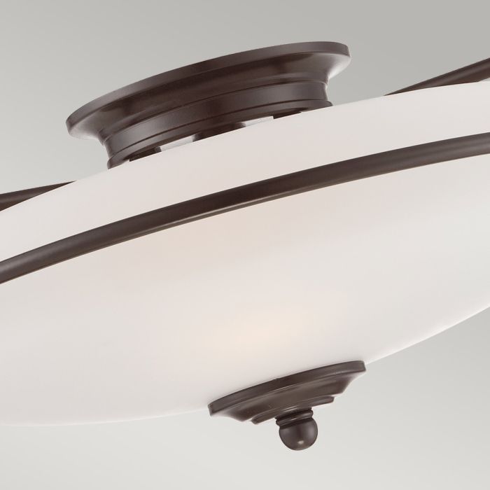 Griffin Ø42 Bronze deckenleuchte Von Elstead Lighting - Den etsade sk&auml;rmen &auml;r vitm&aring;lad p&aring; insidan, vilket sprider ljuset j&auml;mnt och skapar en behaglig belysning i hemmet.