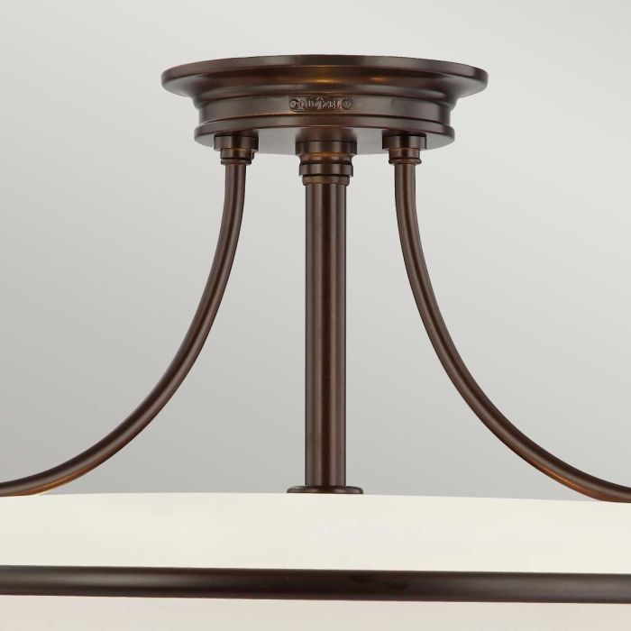 Griffin Ø53 Bronze deckenleuchte Von Elstead Lighting - Den etsade sk&auml;rmen &auml;r vitm&aring;lad p&aring; insidan, vilket sprider ljuset j&auml;mnt och skapar en behaglig belysning i hemmet.