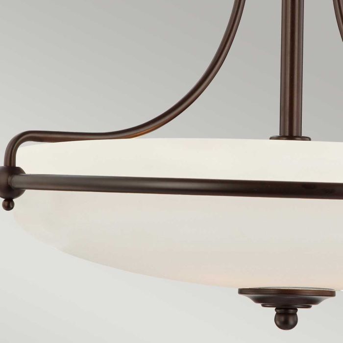 Griffin Ø42 Bronze deckenleuchte Von Elstead Lighting - Den etsade sk&auml;rmen &auml;r vitm&aring;lad p&aring; insidan, vilket sprider ljuset j&auml;mnt och skapar en behaglig belysning i hemmet.