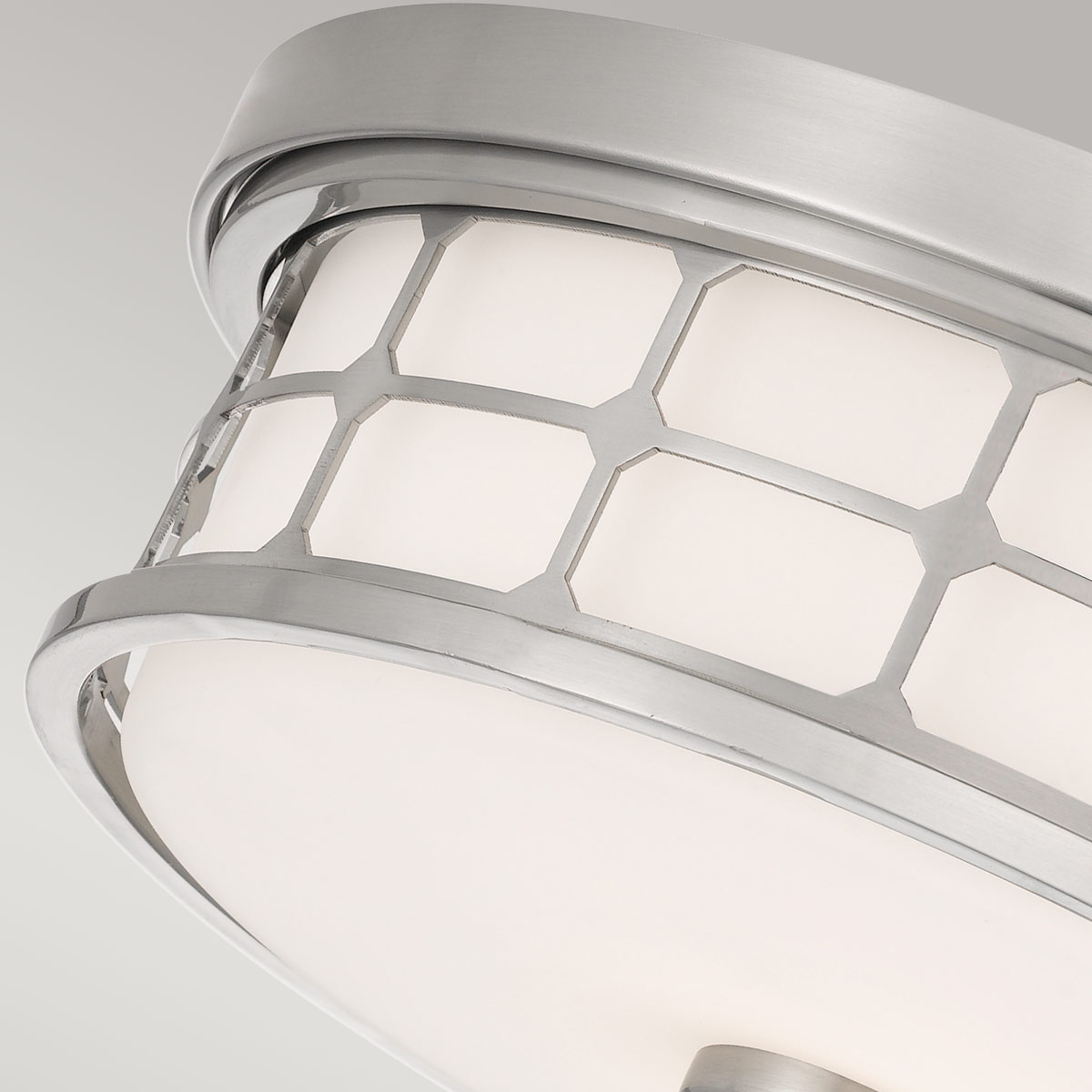 Guardian Ø35 Gebürstetes Nickel badezimmerlampe Von Elstead Lighting - Die Oberfl&auml;che aus geb&uuml;rstetem Nickel und der geometrische Rahmen verleihen der Lampe ein elegantes Aussehen, w&auml;hrend das Opalglas ein angenehmes und weiches Licht verbreitet.