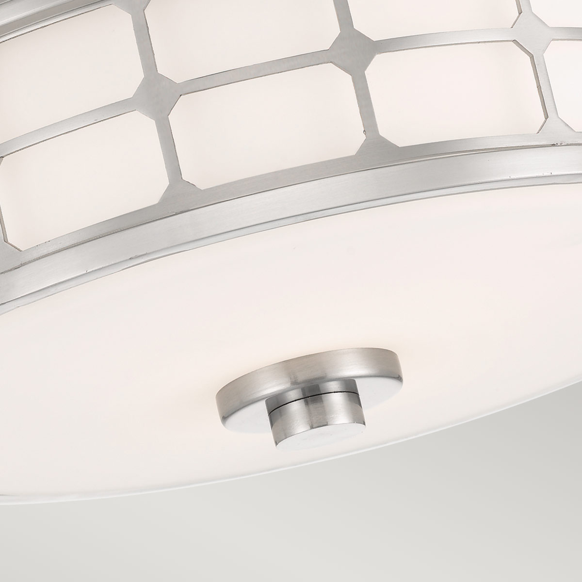 Guardian Ø35 Gebürstetes Nickel badezimmerlampe Von Elstead Lighting - Die Oberfl&auml;che aus geb&uuml;rstetem Nickel und der geometrische Rahmen verleihen der Lampe ein elegantes Aussehen, w&auml;hrend das Opalglas ein angenehmes und weiches Licht verbreitet.
