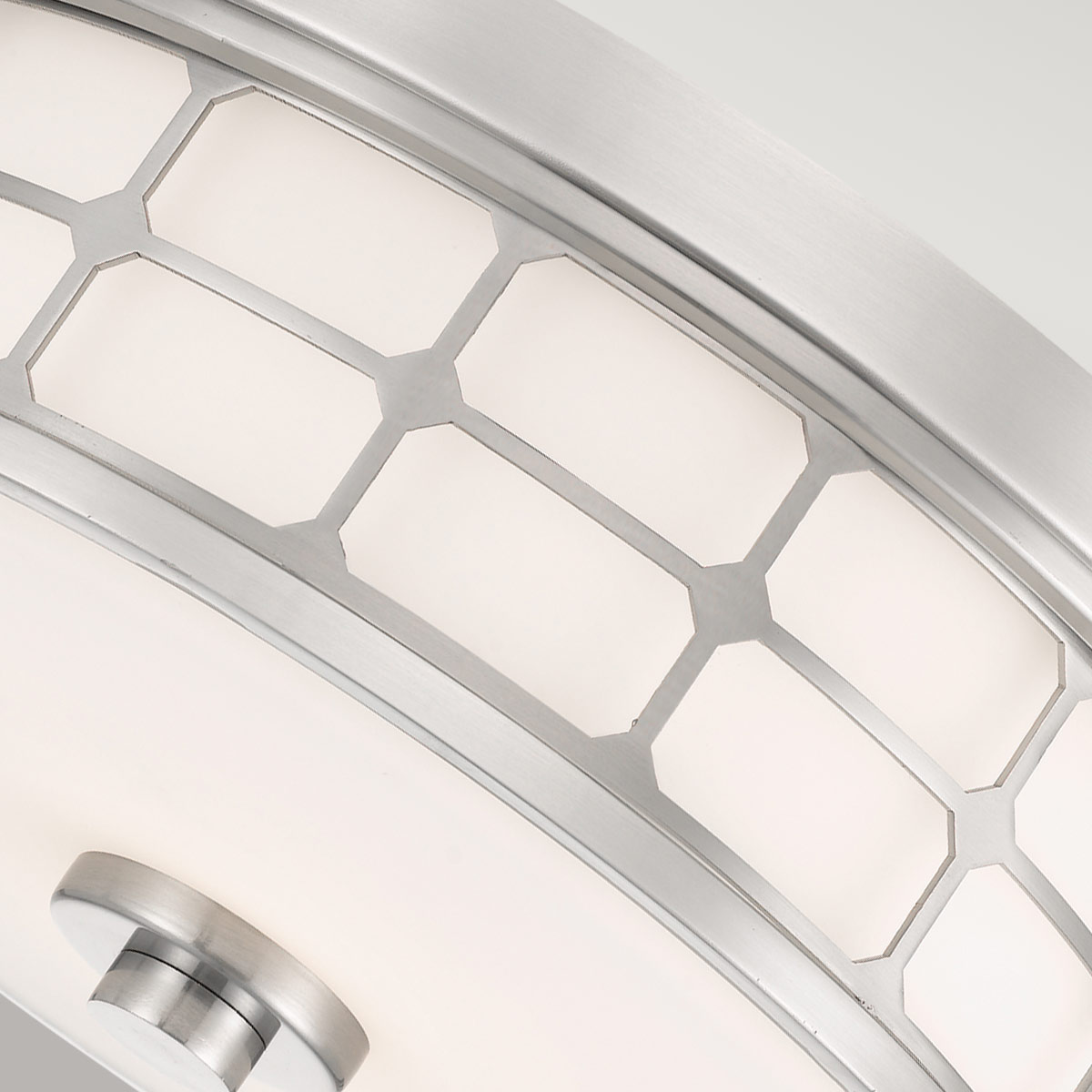 Guardian Ø35 Gebürstetes Nickel badezimmerlampe Von Elstead Lighting - Die Oberfl&auml;che aus geb&uuml;rstetem Nickel und der geometrische Rahmen verleihen der Lampe ein elegantes Aussehen, w&auml;hrend das Opalglas ein angenehmes und weiches Licht verbreitet.