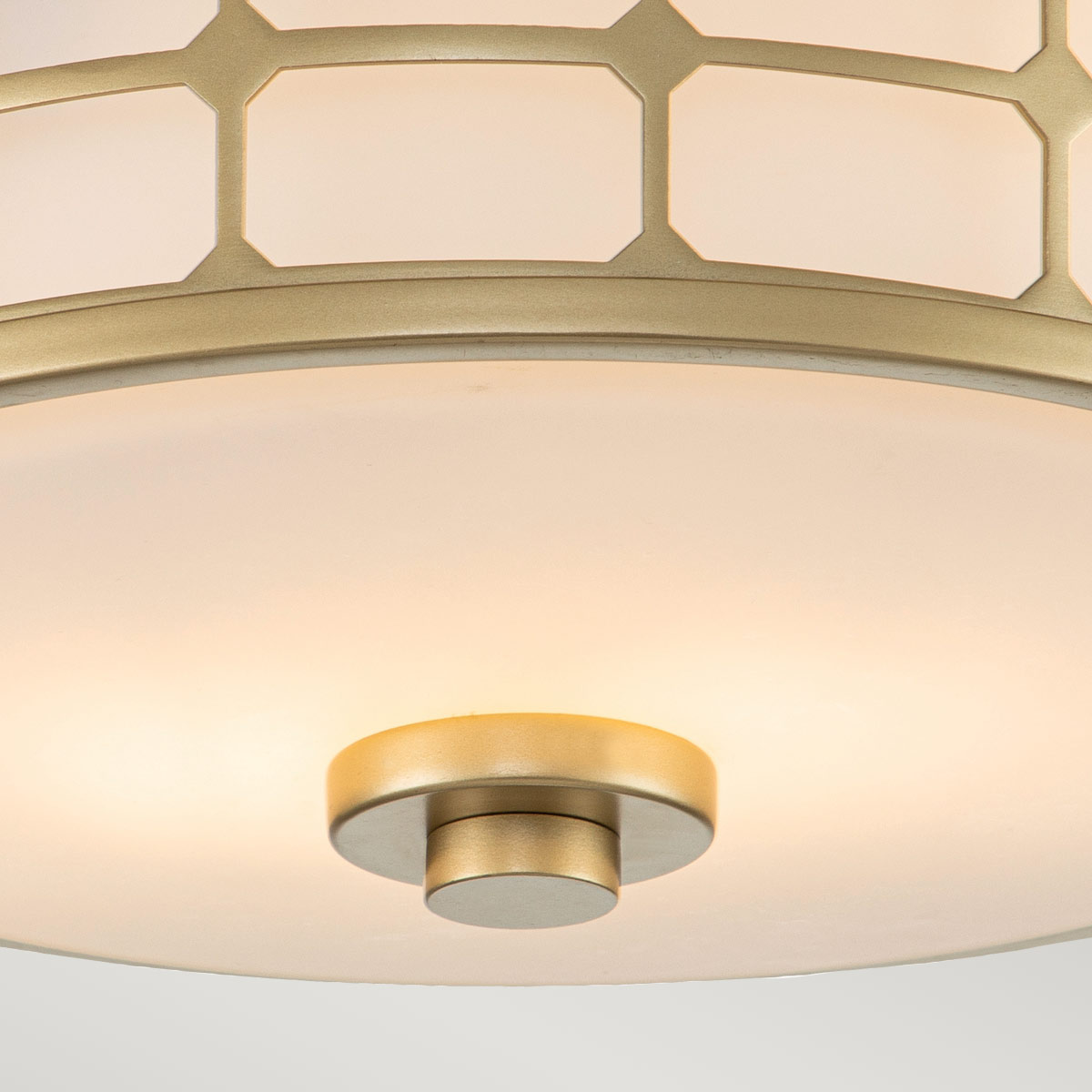 Guardian Ø35 Messing badezimmerlampe Von Elstead Lighting - Das Messingfinish und der geometrische Rahmen verleihen der Lampe ein elegantes Aussehen, während das Opalglas ein angenehmes und weiches Licht verbreitet.