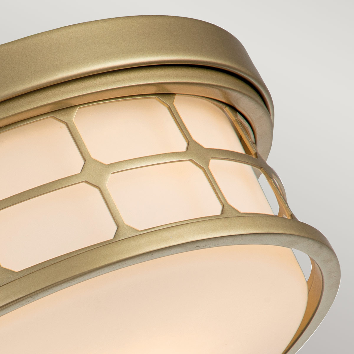 Guardian Ø35 Messing badezimmerlampe Von Elstead Lighting - Das Messingfinish und der geometrische Rahmen verleihen der Lampe ein elegantes Aussehen, während das Opalglas ein angenehmes und weiches Licht verbreitet.