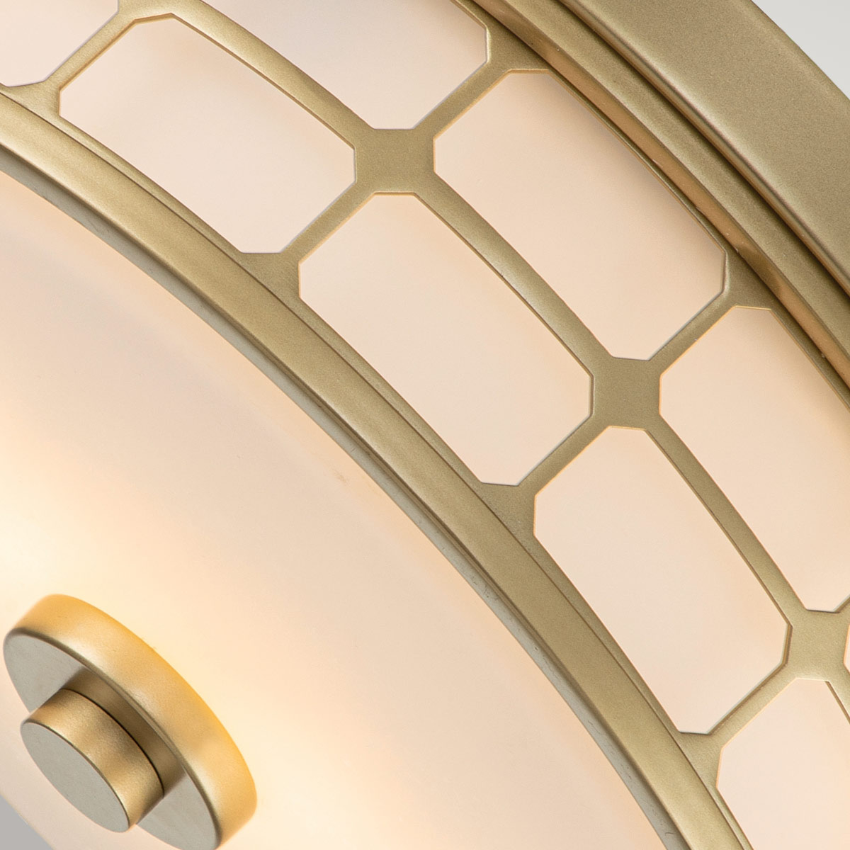Guardian Ø35 Messing badezimmerlampe Von Elstead Lighting - Das Messingfinish und der geometrische Rahmen verleihen der Lampe ein elegantes Aussehen, während das Opalglas ein angenehmes und weiches Licht verbreitet.