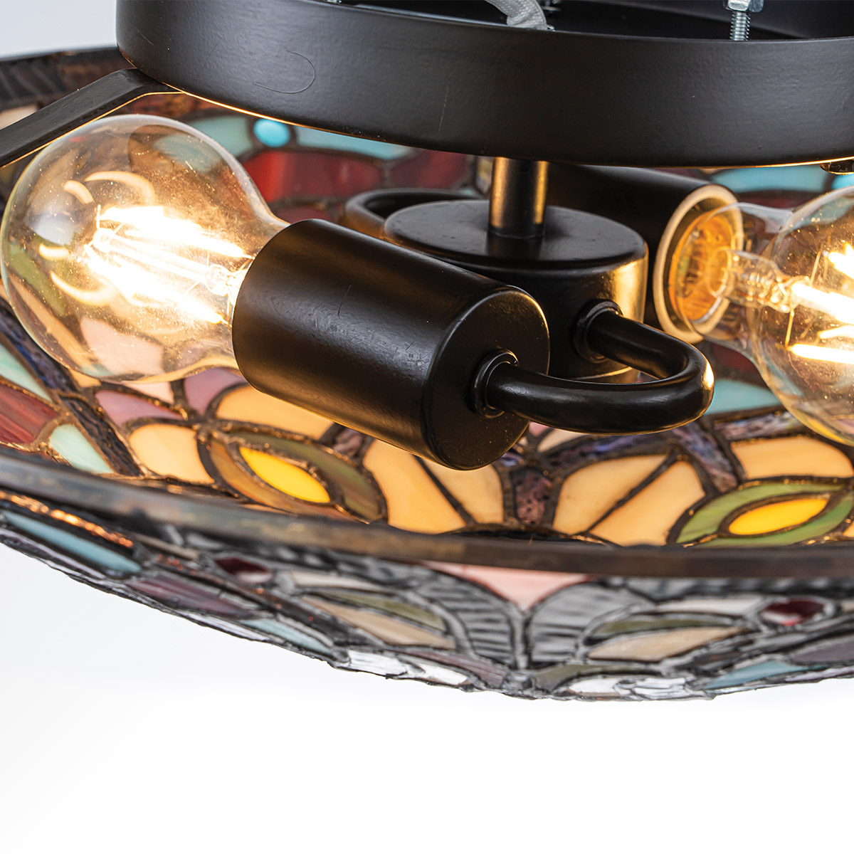 Larissa Ø42 Mehrfarbig Von Elstead Lighting - Im eingeschalteten Zustand kommen die verschiedenen Farben des Glases besonders gut zur Geltung und erzeugen ein warmes und stimmungsvolles Licht im Raum.
