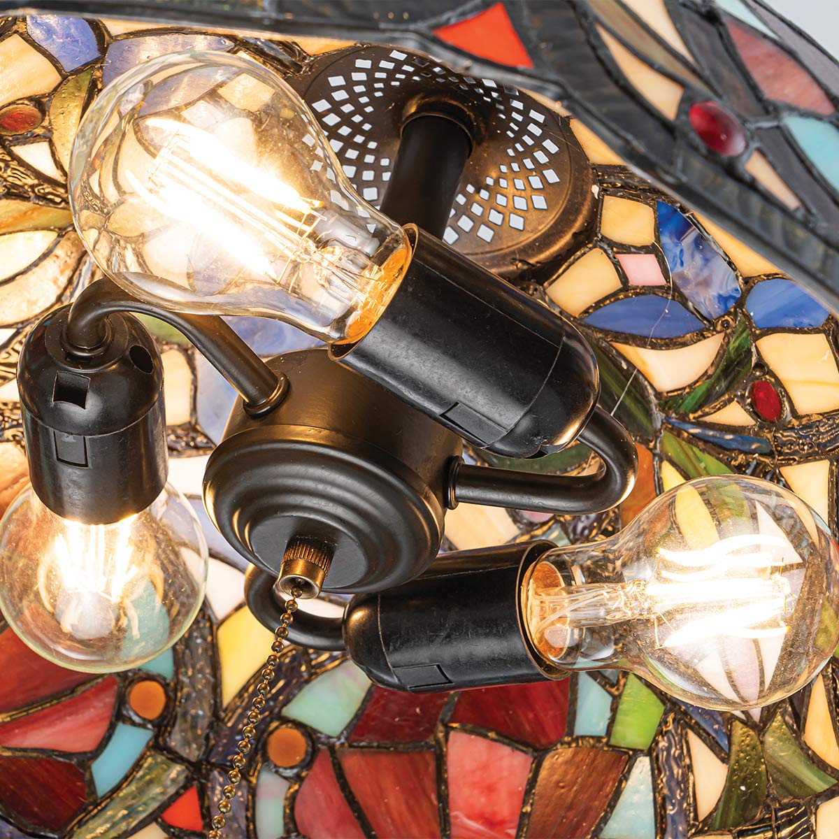 Larissa Ø38 Mehrfarbig Von Elstead Lighting - Beim Einschalten der Lampe kommen die wundersch&ouml;nen Farben des Glases besonders gut zur Geltung und erzeugen ein warmes und stimmungsvolles Licht im Raum.