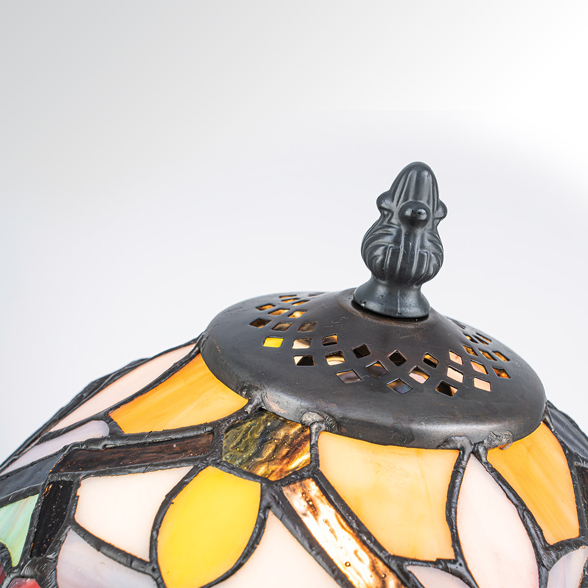 Larissa 37cm Mehrfarbig Von Elstead Lighting - Beim Einschalten der Lampe werden die verschiedenen Farben des Glases hervorgehoben und verbreiten ein warmes und bezauberndes Licht.