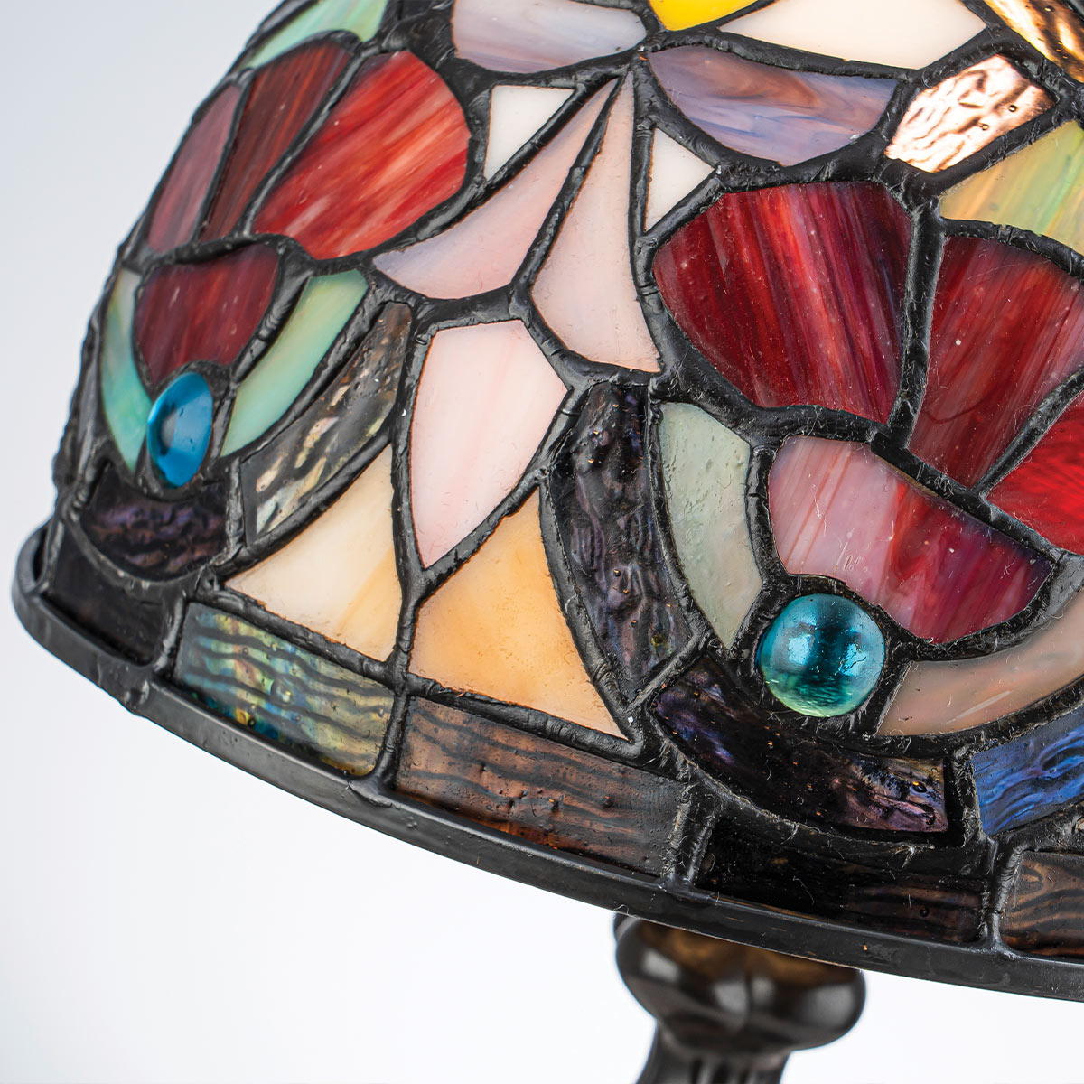 Larissa 37cm Mehrfarbig Von Elstead Lighting - Beim Einschalten der Lampe werden die verschiedenen Farben des Glases hervorgehoben und verbreiten ein warmes und bezauberndes Licht.