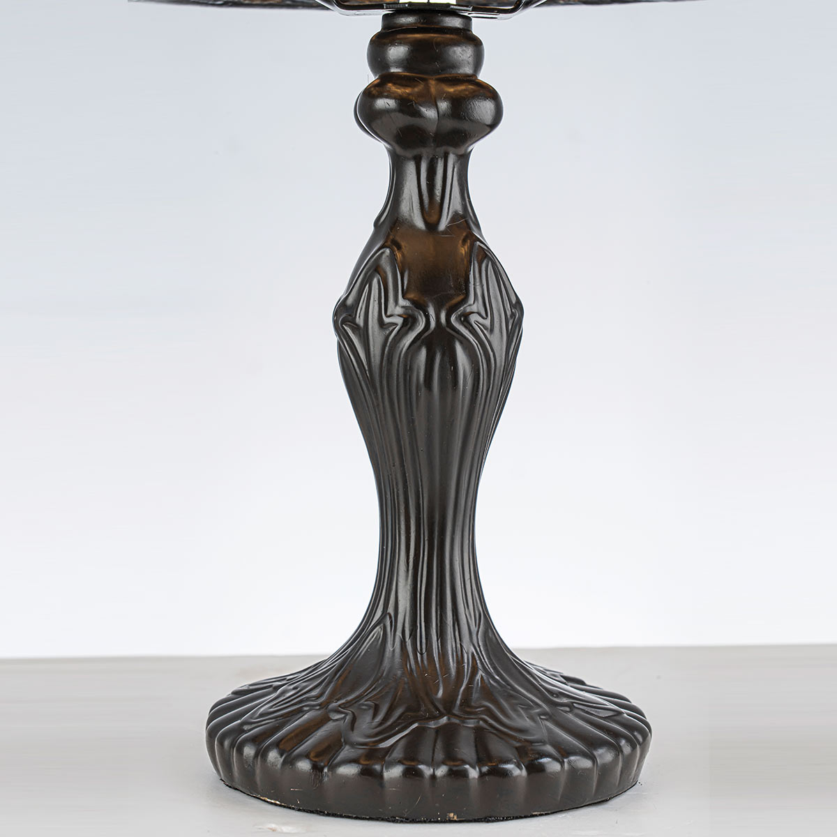 Larissa 37cm Mehrfarbig Von Elstead Lighting - Beim Einschalten der Lampe werden die verschiedenen Farben des Glases hervorgehoben und verbreiten ein warmes und bezauberndes Licht.