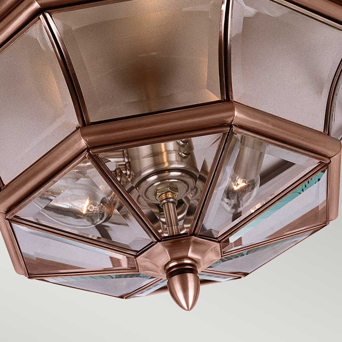 Newbury Kupfer Von Elstead Lighting - Das klassische Design kombiniert mit gealtertem Kupfer und klarem Facettenschliffglas sorgt für einen stilvollen Look, der mit der Zeit wunderschön altert.