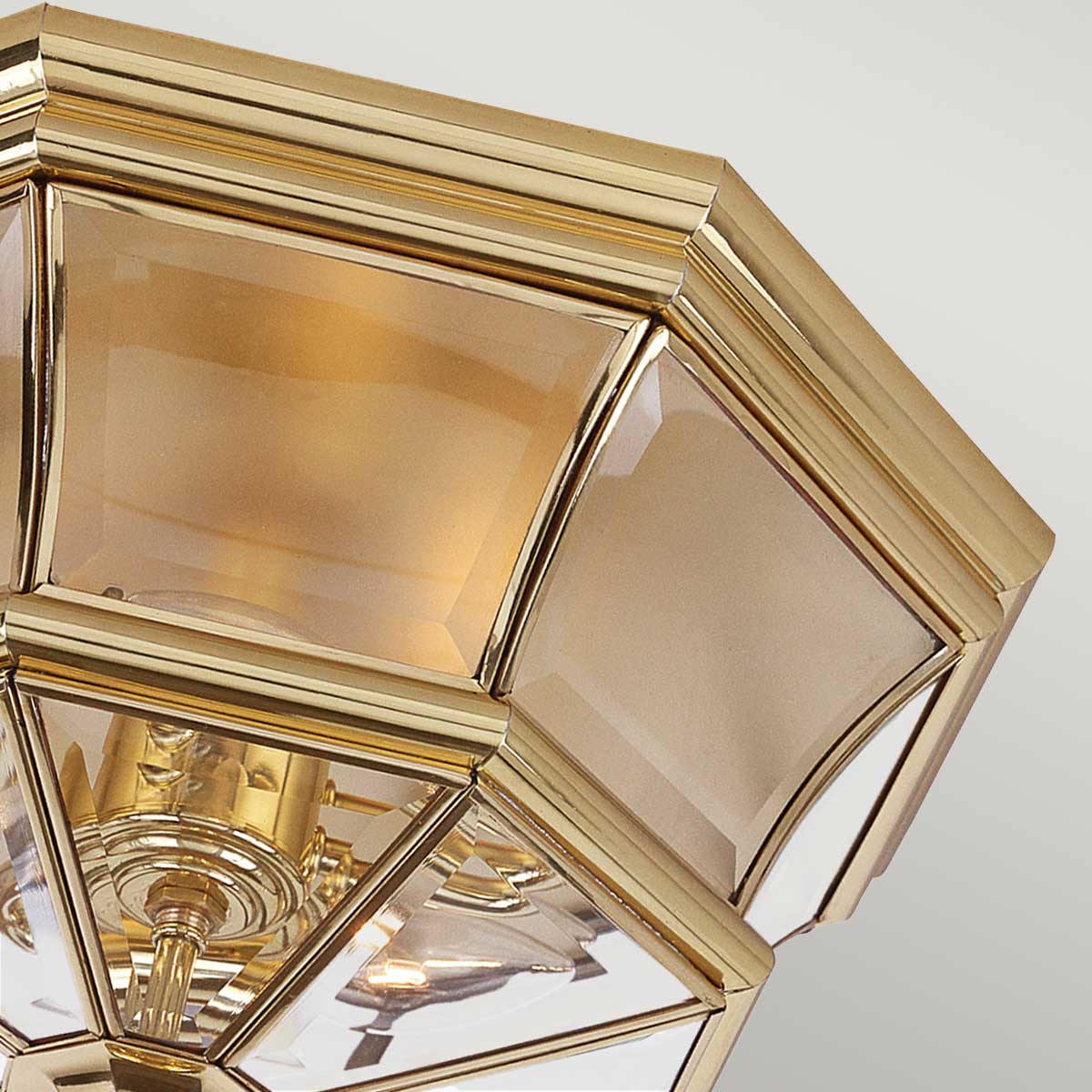 Newbury Poliertes Messing Von Elstead Lighting - Mit seinem facettierten Klarglas und dem hochwertigen Messing schafft es eine edle und einladende Atmosphäre.