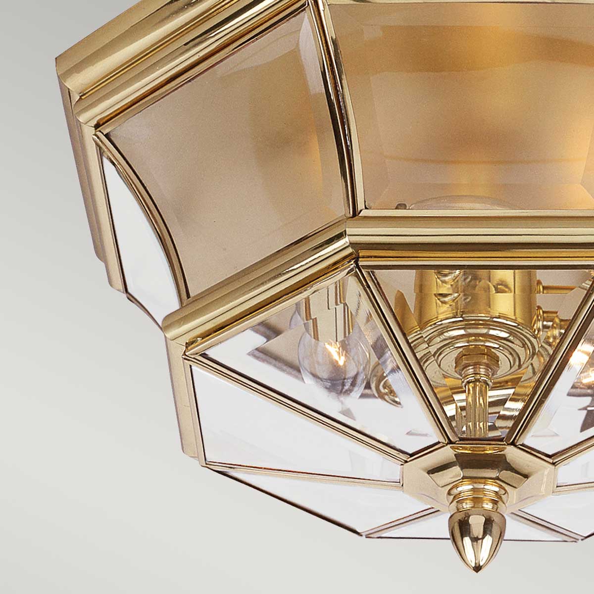Newbury Poliertes Messing Von Elstead Lighting - Mit seinem facettierten Klarglas und dem hochwertigen Messing schafft es eine edle und einladende Atmosphäre.
