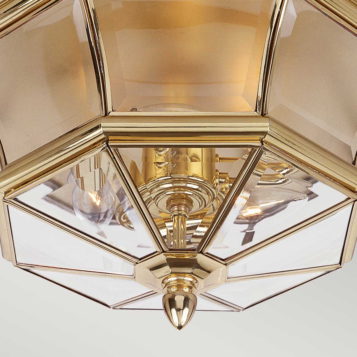 Newbury Poliertes Messing Von Elstead Lighting - Mit seinem facettierten Klarglas und dem hochwertigen Messing schafft es eine edle und einladende Atmosphäre.