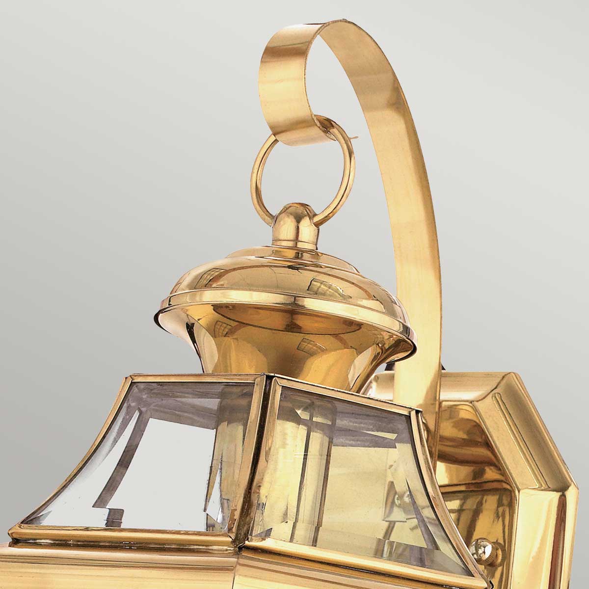 Newbury Poliertes Messing außenlampe Von Elstead Lighting - Das klassische Design mit facettiertem Klarglas und hochwertigem Messing schafft eine anspruchsvolle Atmosphäre, die zu den meisten Architekturstilen passt.