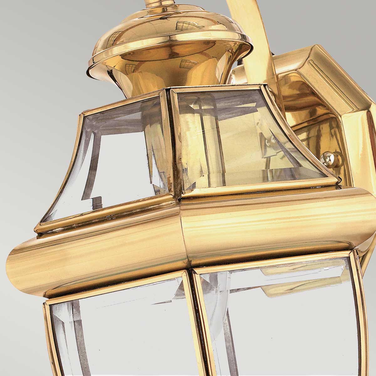 Newbury Poliertes Messing außenlampe Von Elstead Lighting - Das klassische Design mit facettiertem Klarglas und hochwertigem Messing schafft eine anspruchsvolle Atmosphäre, die zu den meisten Architekturstilen passt.