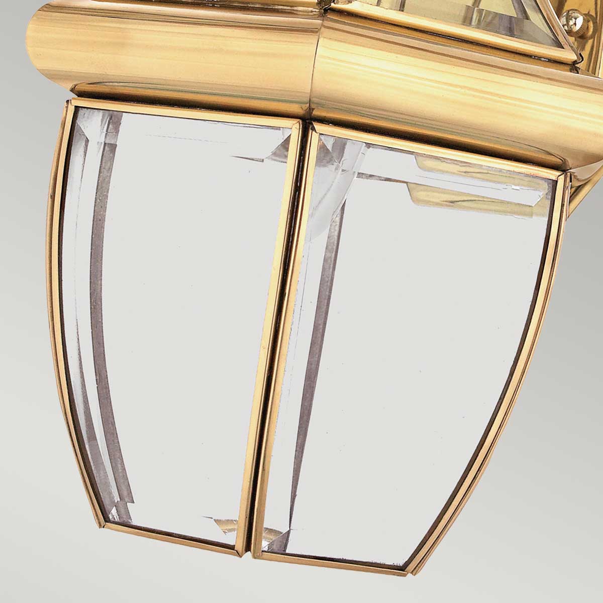 Newbury Poliertes Messing außenlampe Von Elstead Lighting - Das klassische Design mit facettiertem Klarglas und hochwertigem Messing schafft eine anspruchsvolle Atmosphäre, die zu den meisten Architekturstilen passt.