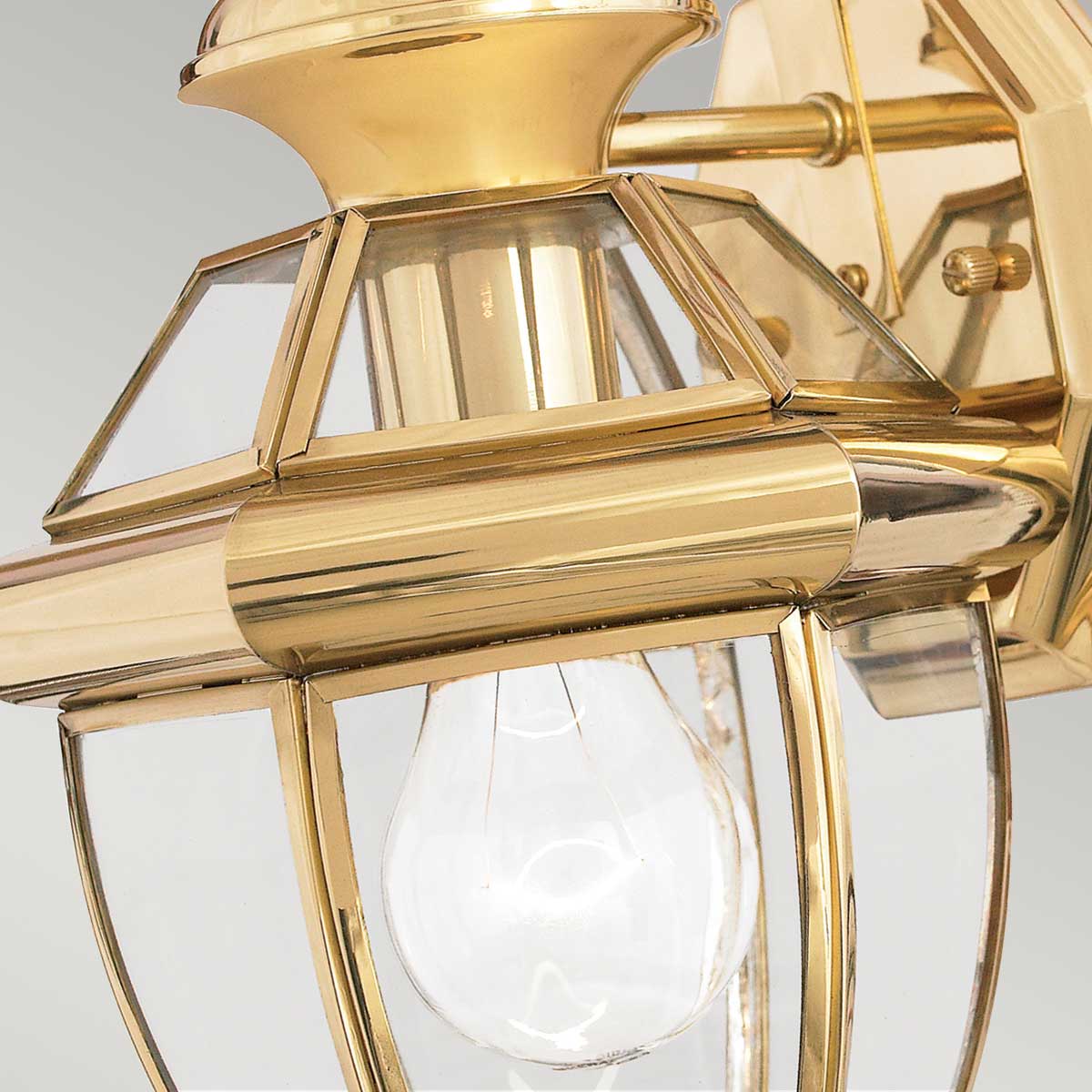 Newbury Poliertes Messing außenlampe Von Elstead Lighting - Das klassische Design mit facettiertem Klarglas und hochwertigem Messing schafft eine anspruchsvolle Atmosph&auml;re, die zu den meisten Architekturstilen passt.
