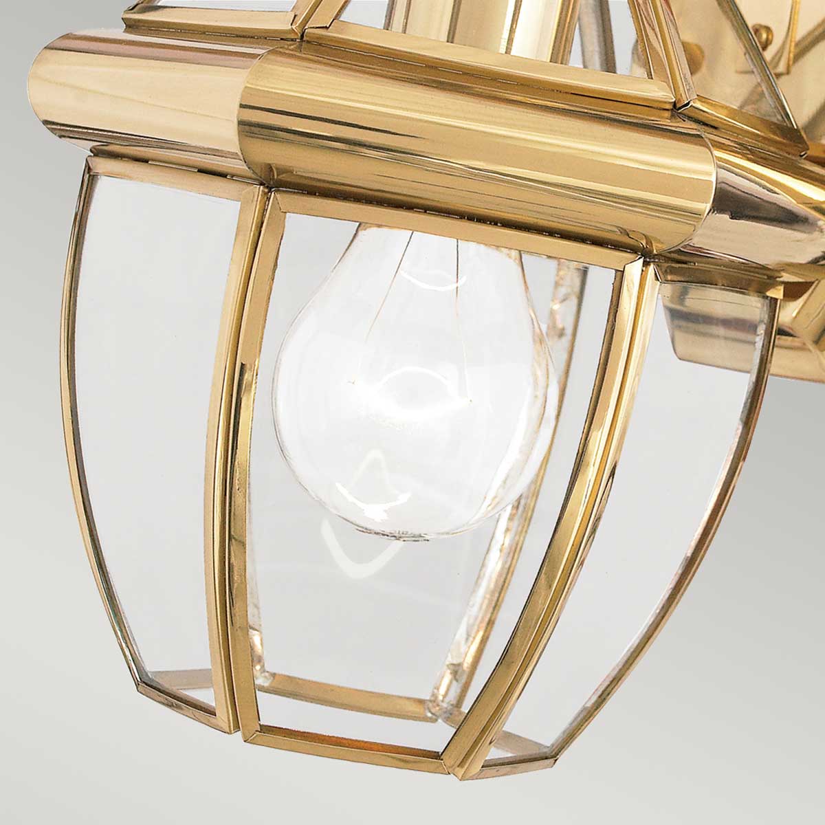 Newbury Poliertes Messing außenlampe Von Elstead Lighting - Das klassische Design mit facettiertem Klarglas und hochwertigem Messing schafft eine anspruchsvolle Atmosph&auml;re, die zu den meisten Architekturstilen passt.