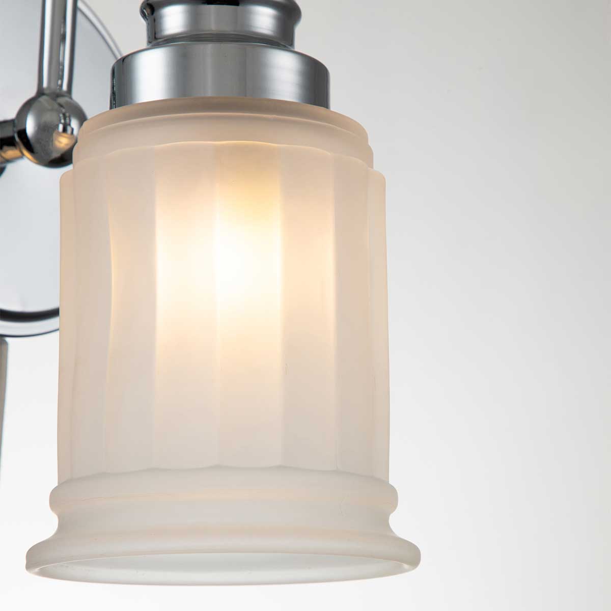 Swell Ø11 Chrom poliert badezimmerlampe Von Elstead Lighting - Die Swell-Wandleuchte in poliertem Chrom ist ein stilvoller amerikanischer Klassiker aus Stahl mit Milchglas.