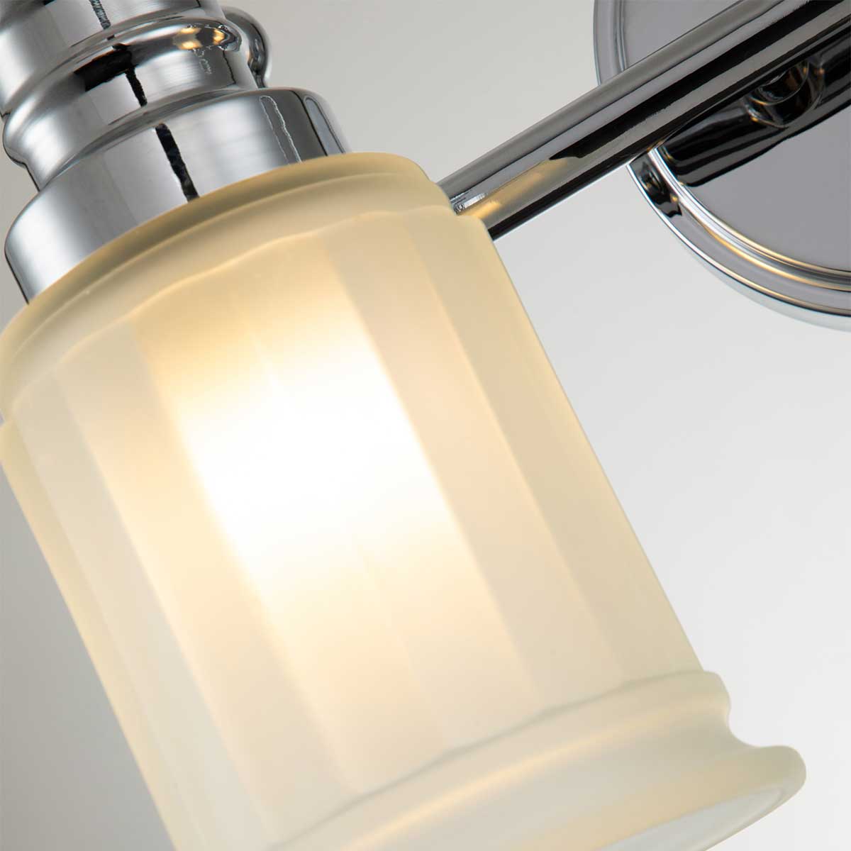 Swell 36cm Chrom poliert badezimmerlampe Von Elstead Lighting - Die Swell-Wandleuchte in poliertem Chrom ist ein stilvoller amerikanischer Klassiker aus Stahl mit Milchglas.