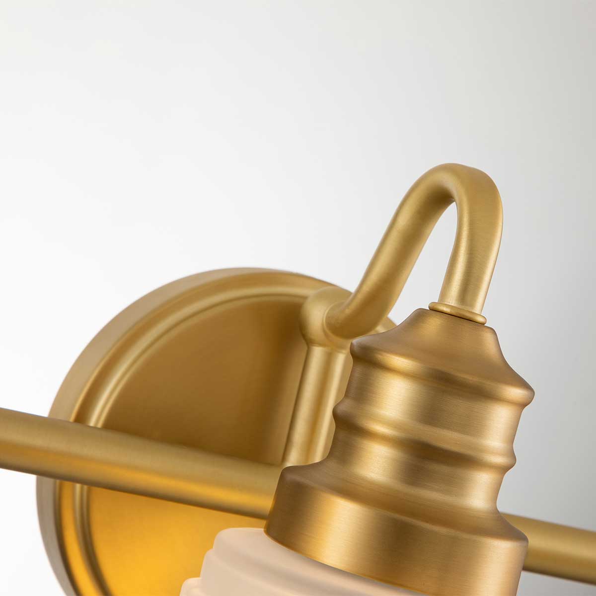 Swell 60cm Gebürstetes Messing badezimmerlampe Von Elstead Lighting - Die Swell-Wandleuchte aus gebürstetem Messing ist ein stilvoller amerikanischer Klassiker aus Stahl mit Milchglas.