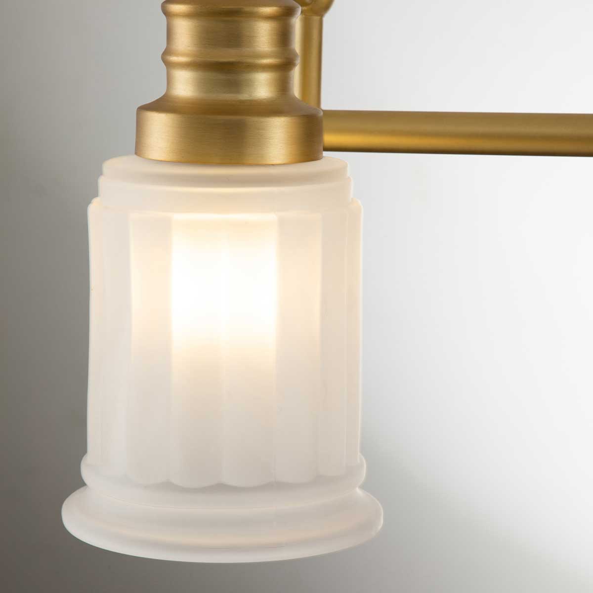 Swell 60cm Gebürstetes Messing badezimmerlampe Von Elstead Lighting - Die Swell-Wandleuchte aus gebürstetem Messing ist ein stilvoller amerikanischer Klassiker aus Stahl mit Milchglas.