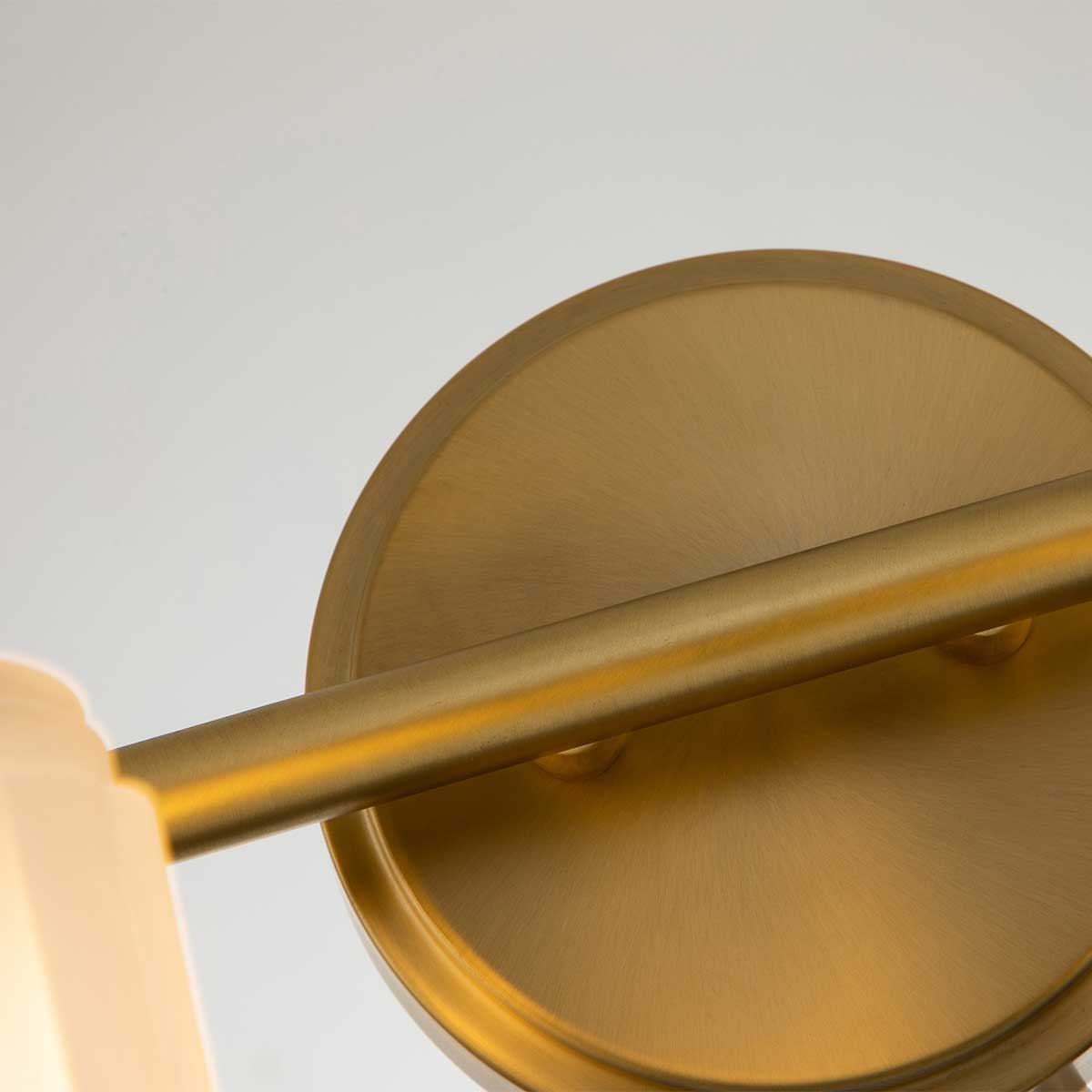 Swell 82cm Gebürstetes Messing badezimmerlampe Von Elstead Lighting - Die Swell-Wandleuchte aus gebürstetem Messing ist ein stilvoller amerikanischer Klassiker aus Stahl mit Milchglas.