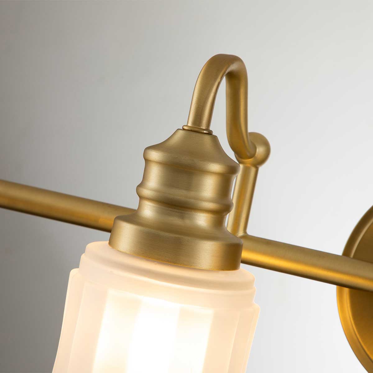 Swell 82cm Gebürstetes Messing badezimmerlampe Von Elstead Lighting - Die Swell-Wandleuchte aus gebürstetem Messing ist ein stilvoller amerikanischer Klassiker aus Stahl mit Milchglas.