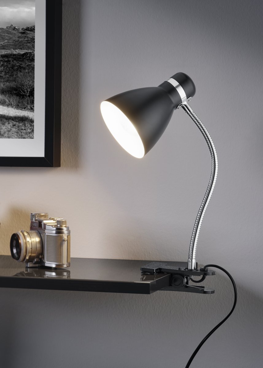 Harvey Schwarz klemmlampe Von Trio Lighting - Die mattschwarze Leuchte lässt sich problemlos mit unterschiedlichen Einrichtungs- und Farbkonzepten kombinieren und fügt sich harmonisch in Ihr Interieur ein.