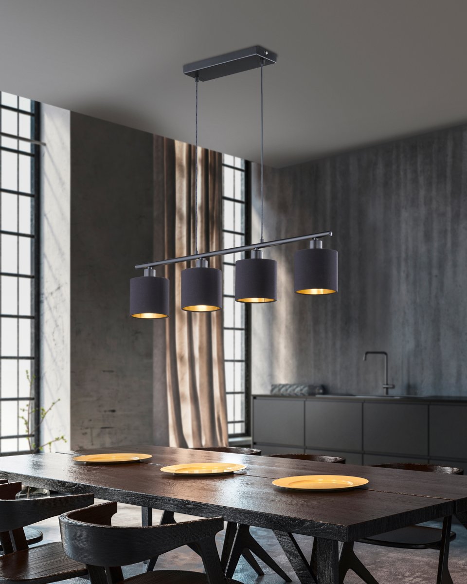 Tommy 75cm Schwarz hängelampe Von Trio Lighting - Mit ihren vier Lichtquellen und der einstellbaren Pendellänge von bis zu 150 cm eignet sich die Lampe ideal für eine zentrierte Beleuchtung und die Schaffung einer einladenden Atmosphäre.