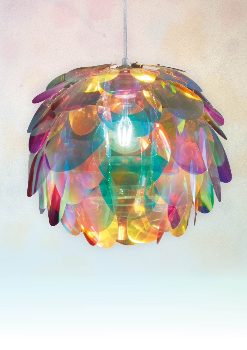 Clover Ø40 Mehrfarbig hängelampe Von Trio Lighting - Die Lampe hat Kunststoffbl&auml;tter in Regenbogenfarben &ndash; Lila, Rot, Gr&uuml;n, Blau und Gelb &ndash; und sorgt f&uuml;r eine fr&ouml;hliche Atmosph&auml;re.