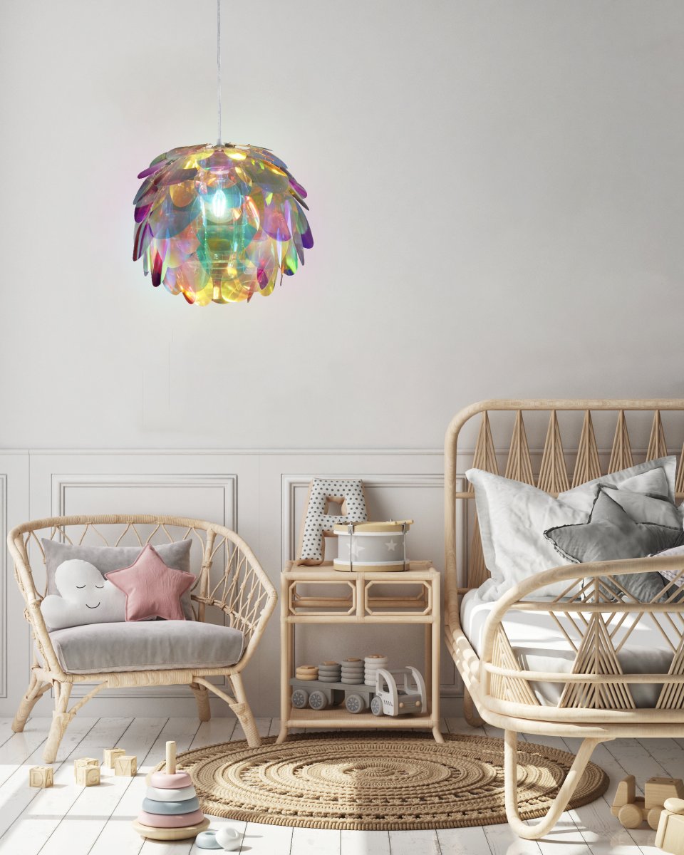 Clover Ø40 Mehrfarbig hängelampe Von Trio Lighting - Die Lampe hat Kunststoffbl&auml;tter in Regenbogenfarben &ndash; Lila, Rot, Gr&uuml;n, Blau und Gelb &ndash; und sorgt f&uuml;r eine fr&ouml;hliche Atmosph&auml;re.