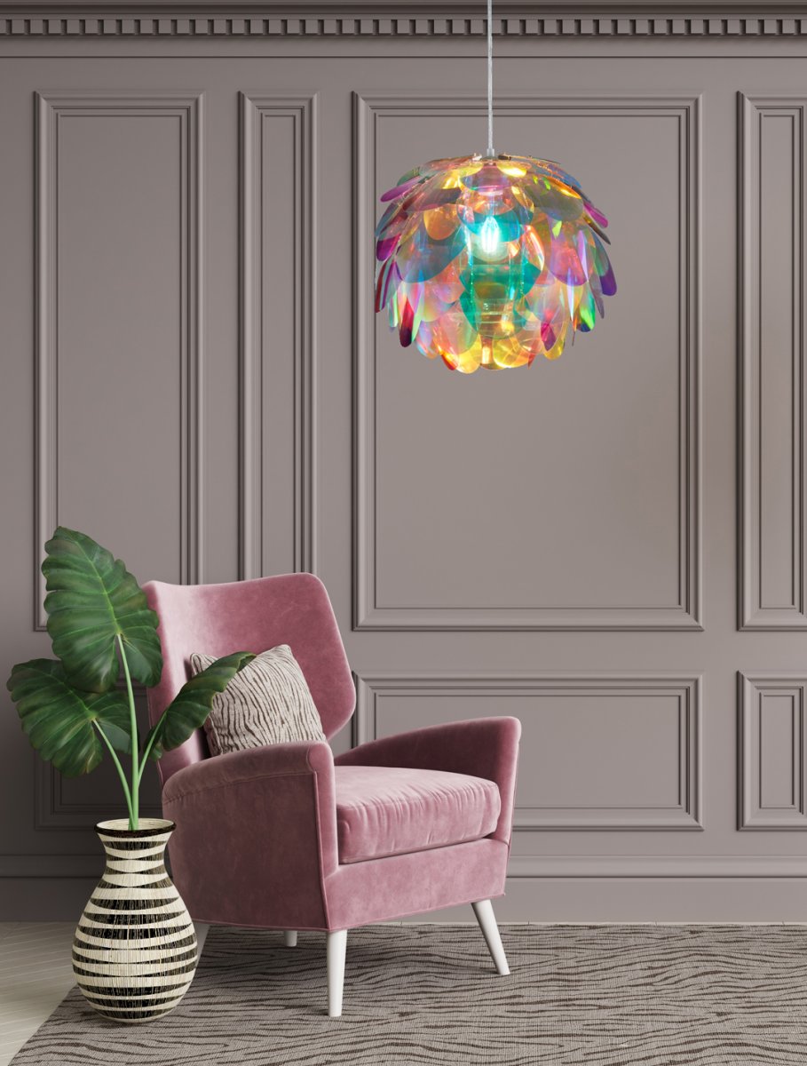 Clover Ø40 Mehrfarbig hängelampe Von Trio Lighting - Die Lampe hat Kunststoffbl&auml;tter in Regenbogenfarben &ndash; Lila, Rot, Gr&uuml;n, Blau und Gelb &ndash; und sorgt f&uuml;r eine fr&ouml;hliche Atmosph&auml;re.