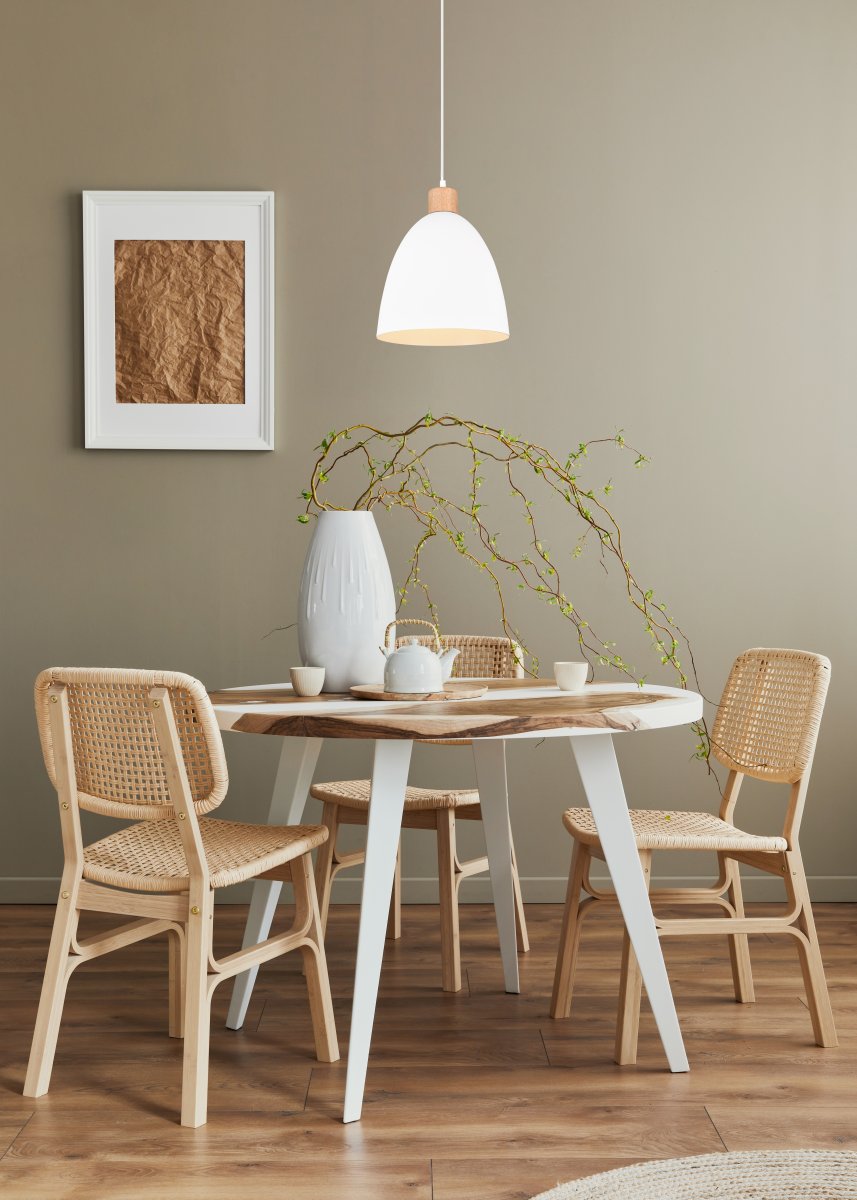 Jagger Ø25 Weiß hängelampe Von Trio Lighting - Die Pendelleuchte Jagger vereint Holz und Metall in einem eleganten Materialmix, der ins Auge fällt und einen spannenden Kontrast erzeugt.