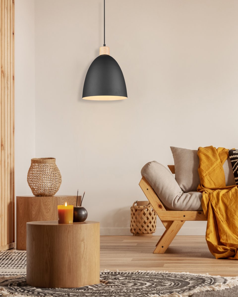 Jagger Ø25 Schwarz hängelampe Von Trio Lighting - Die Pendelleuchte Jagger vereint Holz und Metall in einem eleganten Materialmix, der ins Auge fällt und einen spannenden Kontrast erzeugt.