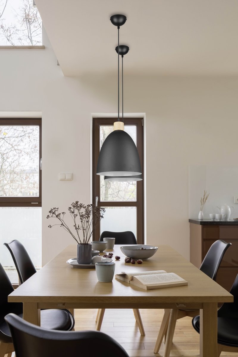 Jagger Ø25 Schwarz hängelampe Von Trio Lighting - Die Pendelleuchte Jagger vereint Holz und Metall in einem eleganten Materialmix, der ins Auge fällt und einen spannenden Kontrast erzeugt.