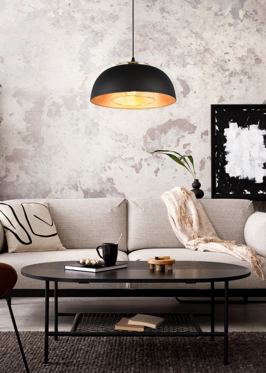 Punch Ø35 Schwarz hängelampe Von Trio Lighting - Die elegante Form der Lampe und die Farbkombination aus Mattschwarz und Gold verleihen ihr einen Hauch von Raffinesse.