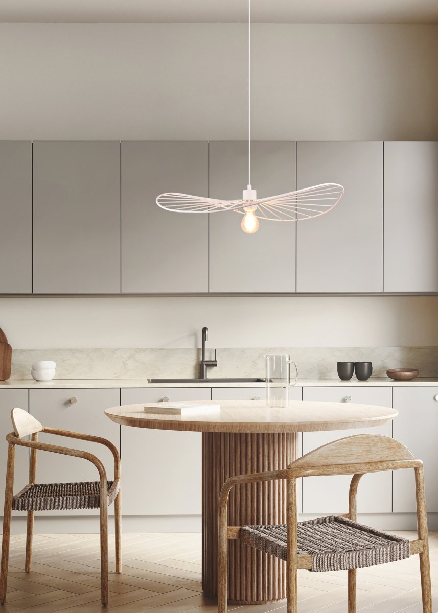 Chapeau Ø60 Weiß hängelampe Von Trio Lighting - Durch ihr dekoratives Metallgehäuse ist sie die perfekte Ergänzung für Wohn- und Esszimmer und verleiht dort durch ihr wunderschönes Licht- und Schattenspiel ein einzigartiges Gefühl von Leichtigkeit.
