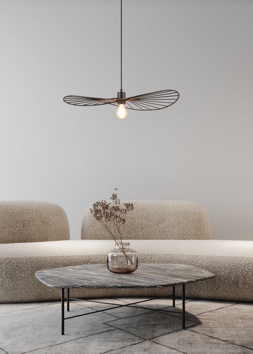 Chapeau Ø60 Schwarz hängelampe Von Trio Lighting - Durch ihr dekoratives Metallgehäuse ist sie die perfekte Ergänzung für Wohn- und Esszimmer und verleiht dort durch ihr wunderschönes Licht- und Schattenspiel ein einzigartiges Gefühl von Leichtigkeit.