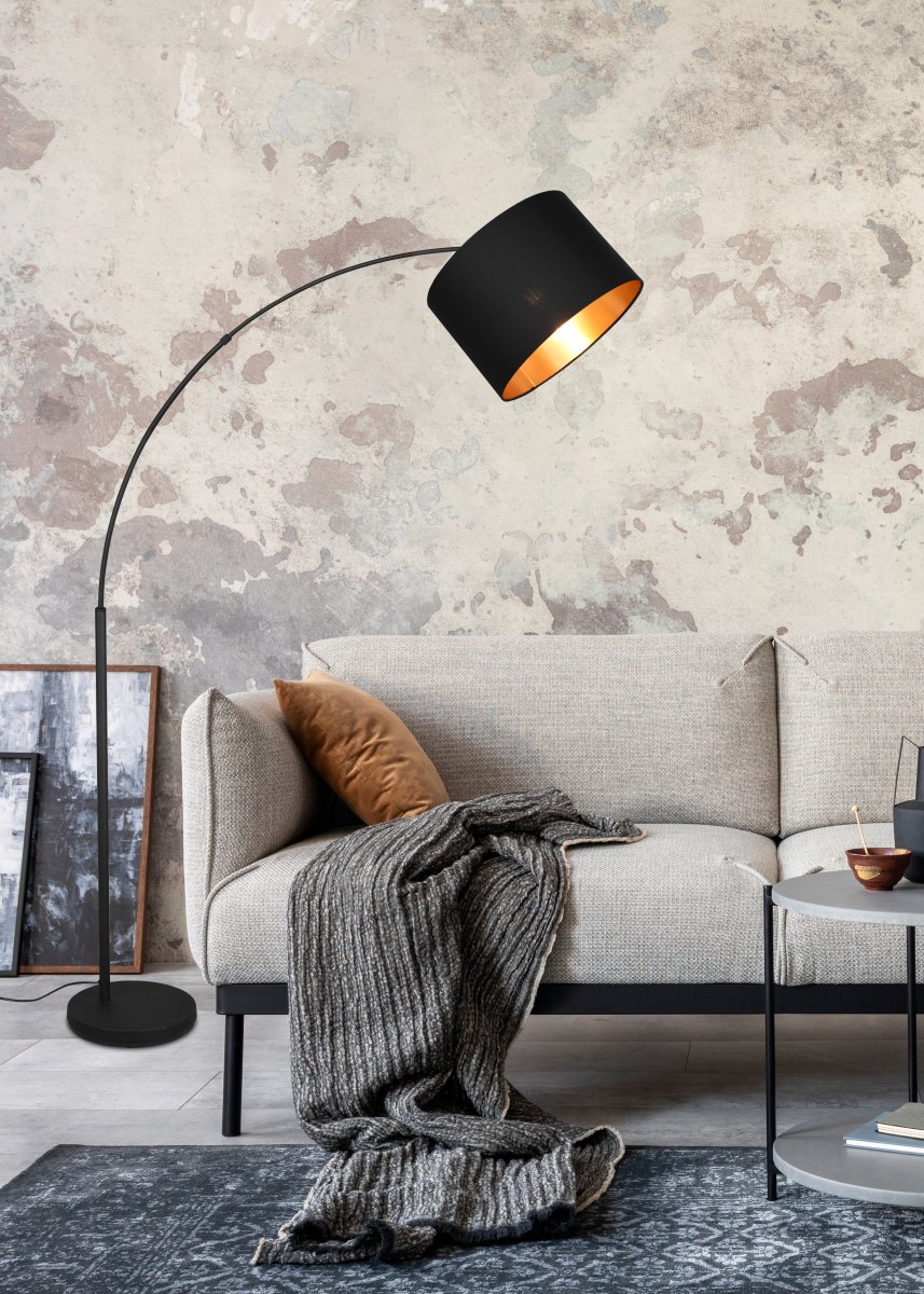 Bolivia Schwarz stehlampe Von Trio Lighting - Die moderne und elegante Leuchte wird mit ihrem Textilschirm zum Highlight neben dem Sofa und sorgt gleichzeitig für eine perfekte und stimmungsvolle Beleuchtung.