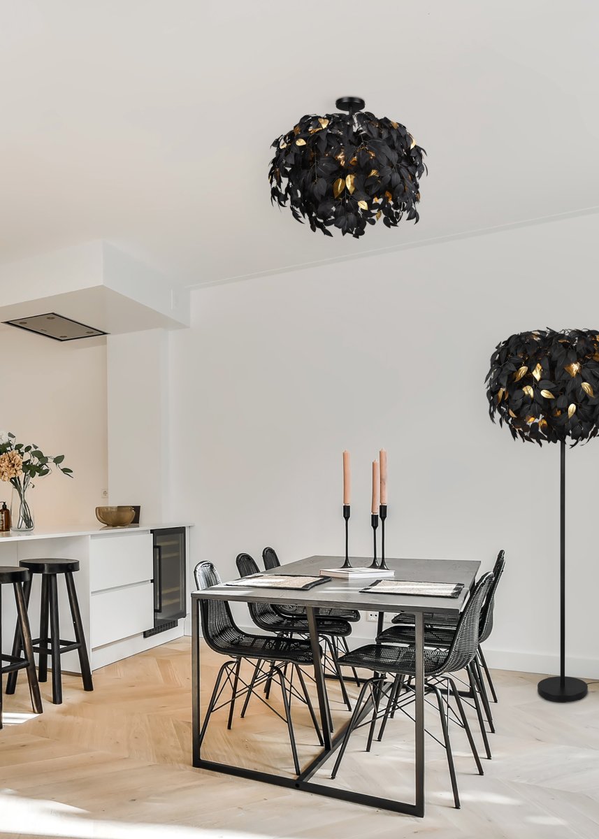 Leavy Schwarz stehlampe Von Trio Lighting - Die Stehleuchte Leavy ist mit ihren dekorativen Kunststoffblättern, die ihr einen unverwechselbaren und bezaubernden Stil verleihen, ein einzigartiges und beeindruckendes Highlight in Ihrem Zuhause.