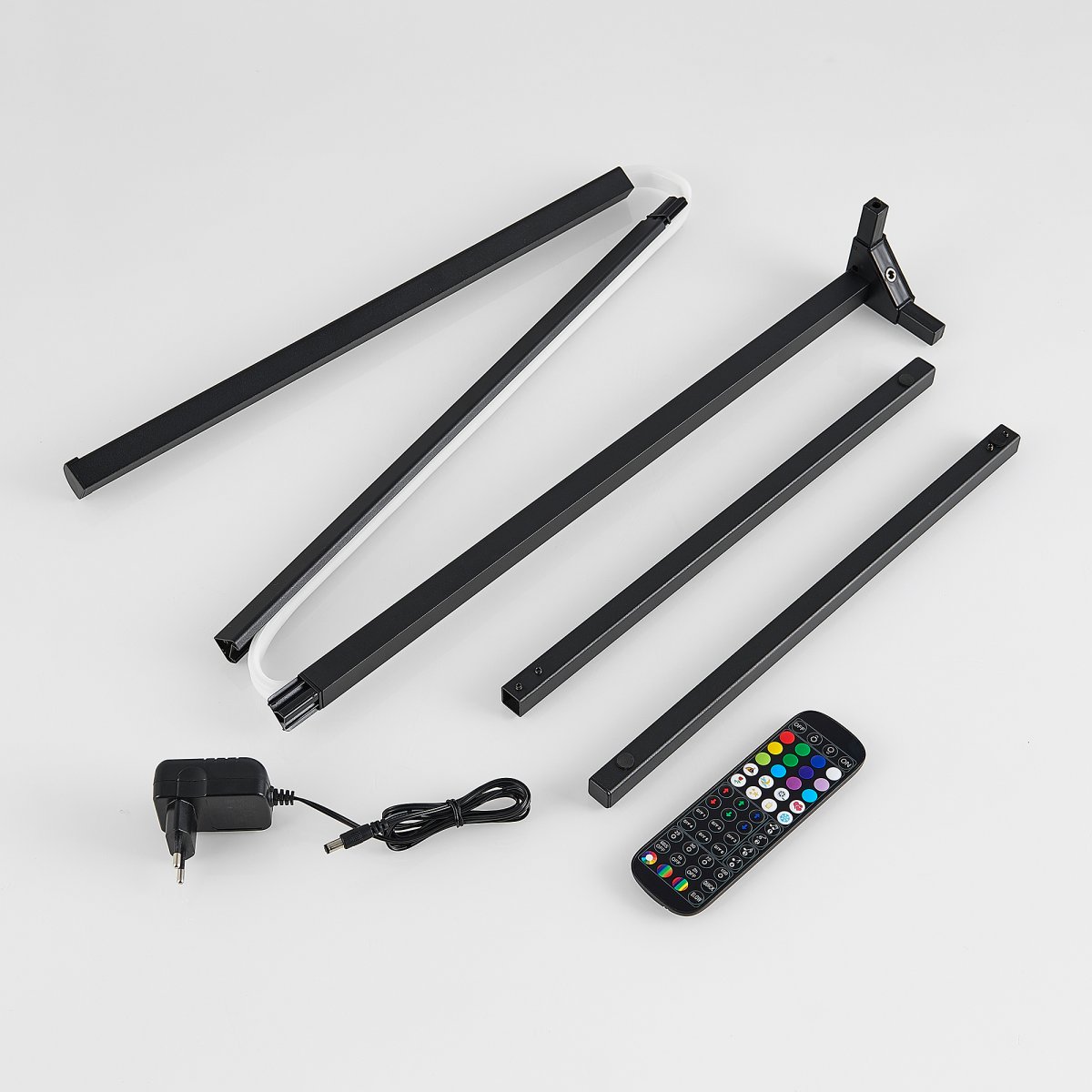 Level Schwarz stehlampe Von Trio Lighting - Das stilvolle schwarze Design f&uuml;gt sich in jeden Raum ein und eignet sich daher perfekt sowohl f&uuml;r Wohnzimmer als auch f&uuml;r Spielzimmer.