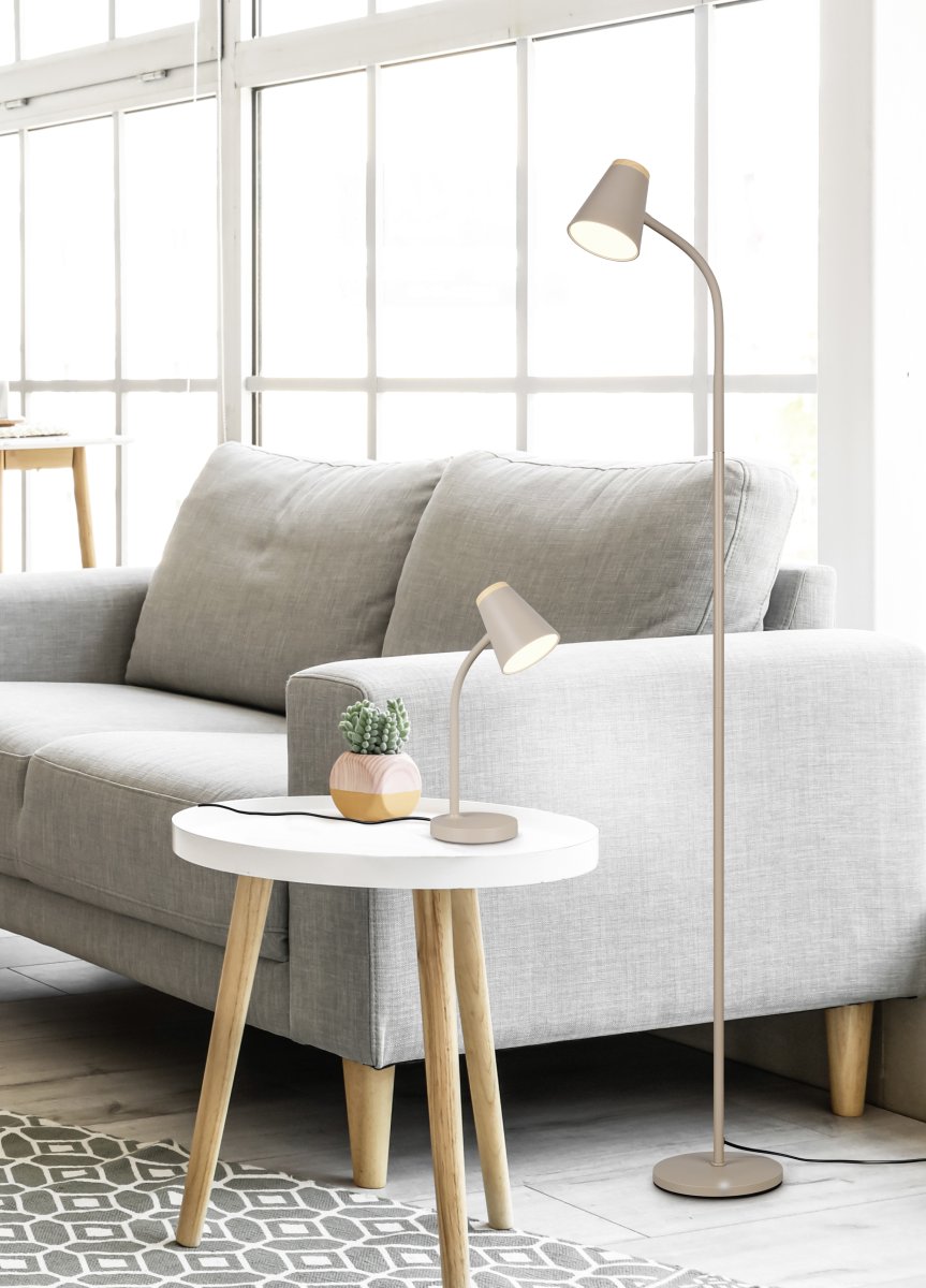 Pongo Beige stehlampe Von Trio Lighting - Ihre schlanke Form und der abgewinkelte Lampenkopf machen Pongo vielseitig und f&uuml;gen sich harmonisch in jedes Zuhause und jeden Einrichtungsstil ein.