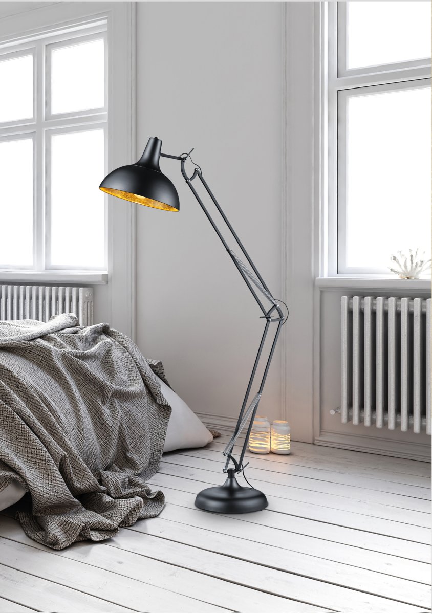 Salvador Schwarz stehlampe Von Trio Lighting - Die Stehleuchte Salvador vereint modernes Industriedesign mit dem eleganten Schwarz-Gold-Trend und sorgt so f&uuml;r eine stimmungsvolle Atmosph&auml;re in Ihrem Zuhause.
