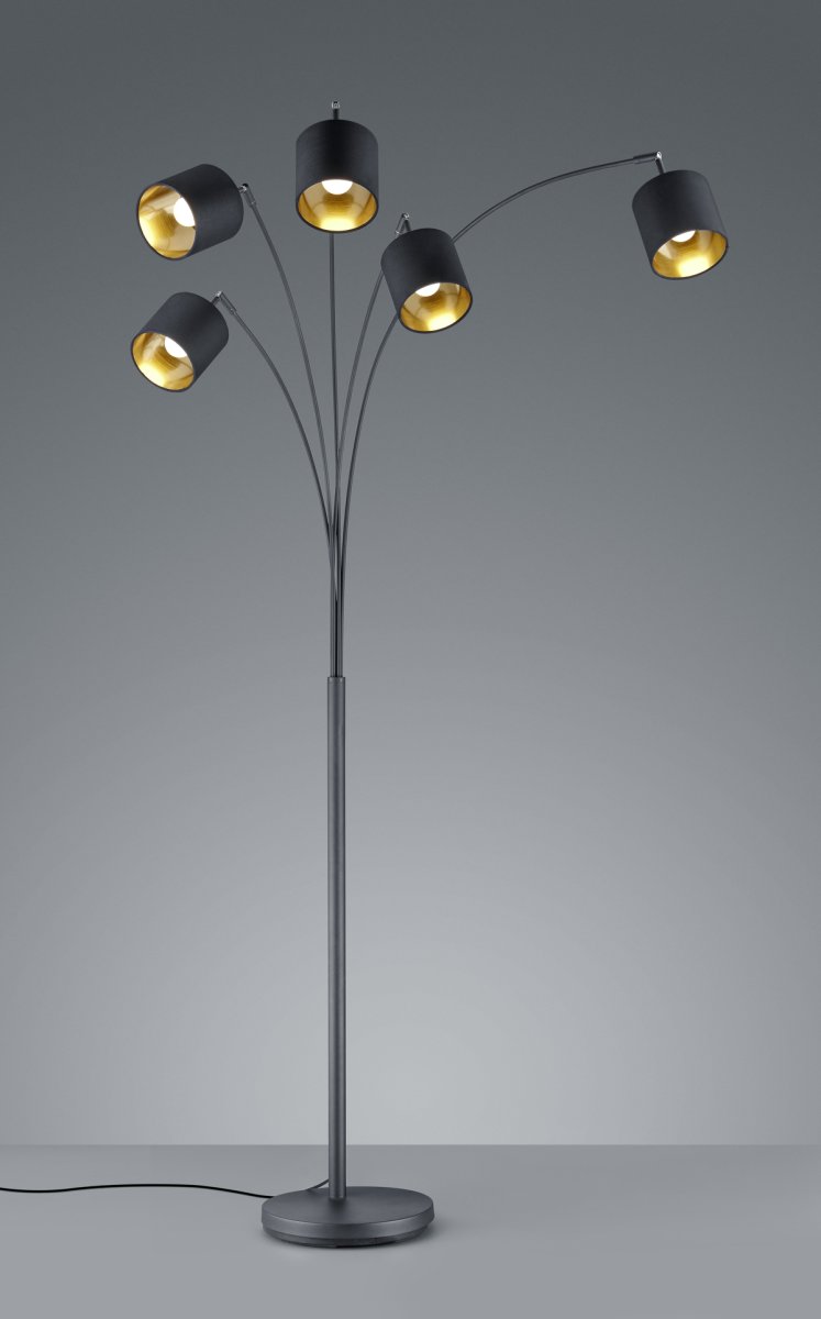Tommy 5 Schwarz stehlampe Von Trio Lighting - Die klaren, modernen Formen und das mattschwarze Metall mit schwarzen und goldenen Stoffschirmen machen die Leuchte zu einem eleganten und flexiblen Einrichtungsdetail.