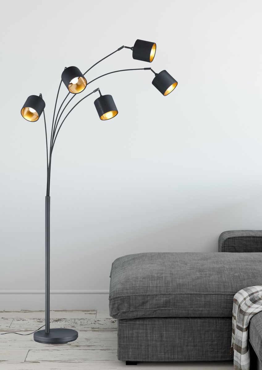 Tommy 5 Schwarz stehlampe Von Trio Lighting - Die klaren, modernen Formen und das mattschwarze Metall mit schwarzen und goldenen Stoffschirmen machen die Leuchte zu einem eleganten und flexiblen Einrichtungsdetail.