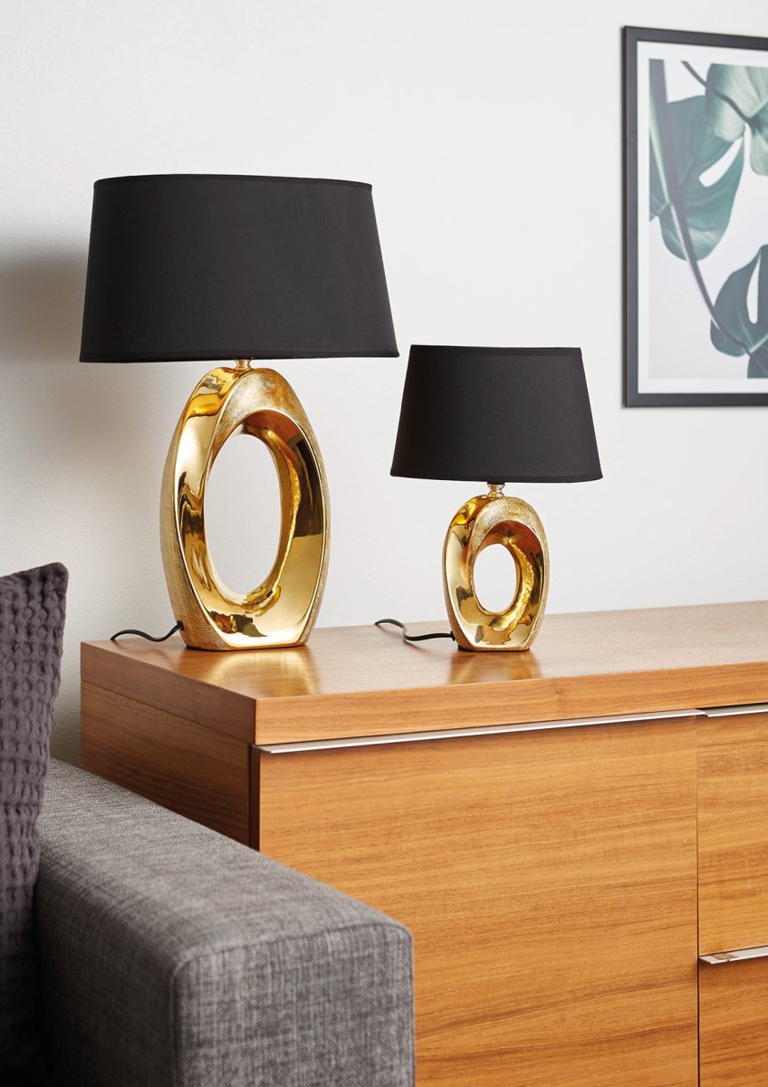 Taba 52cm Gold tischlampe Von Trio Lighting - Die trendige Farbkombination aus Schwarz und Gold vermittelt einen eleganten und modernen Eindruck.